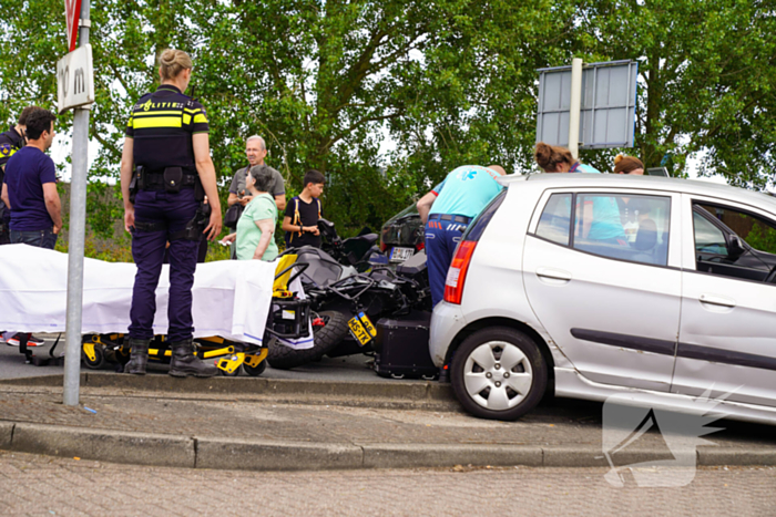 Motorrijder klemgereden tussen twee auto's