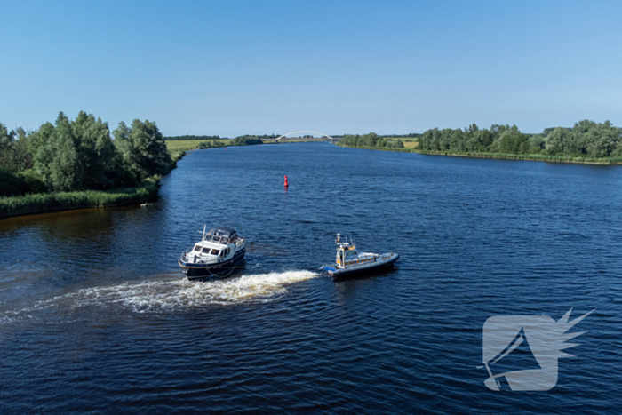 Plezierjacht loopt vast op Schelde-Rijnkanaal