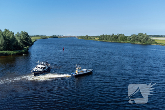 Plezierjacht loopt vast op Schelde-Rijnkanaal