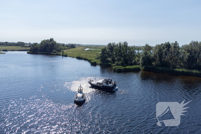 Plezierjacht loopt vast op Schelde-Rijnkanaal