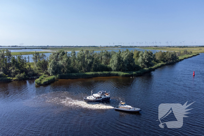 Plezierjacht loopt vast op Schelde-Rijnkanaal