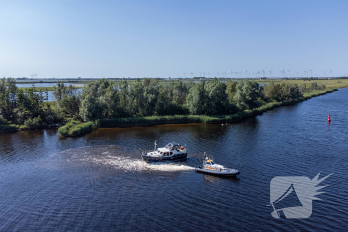 Plezierjacht loopt vast op Schelde-Rijnkanaal