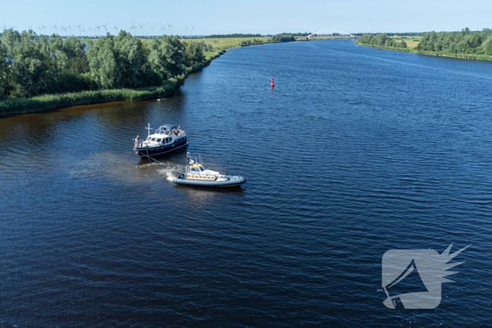 Plezierjacht loopt vast op Schelde-Rijnkanaal