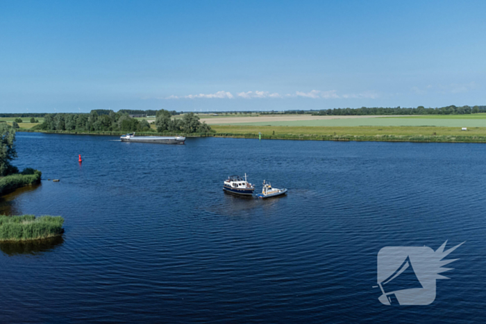 Plezierjacht loopt vast op Schelde-Rijnkanaal