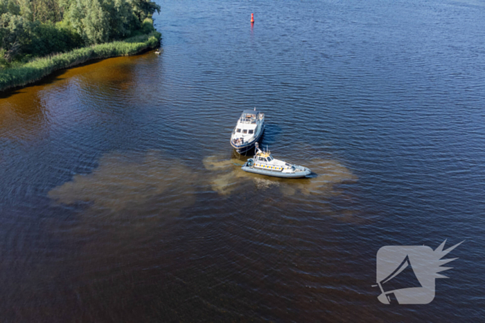 Plezierjacht loopt vast op Schelde-Rijnkanaal