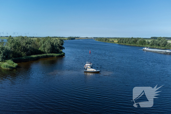 Plezierjacht loopt vast op Schelde-Rijnkanaal