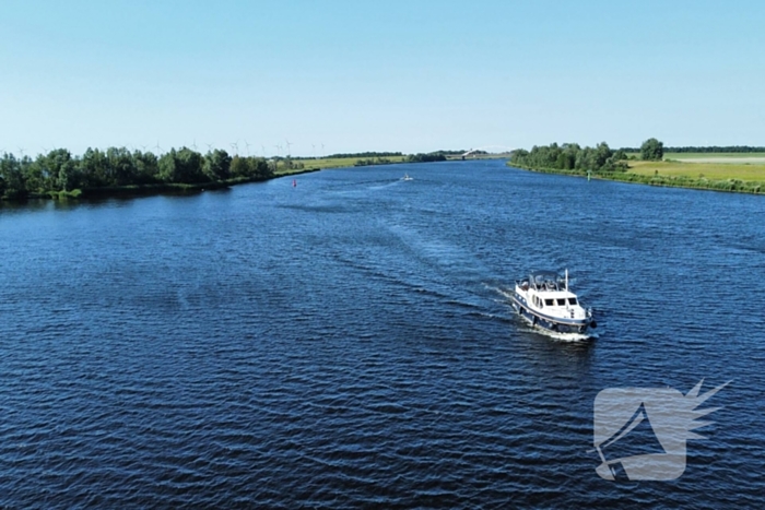 Plezierjacht loopt vast op Schelde-Rijnkanaal