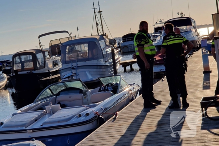 Boot vaart over man heen op Westeinderplassen