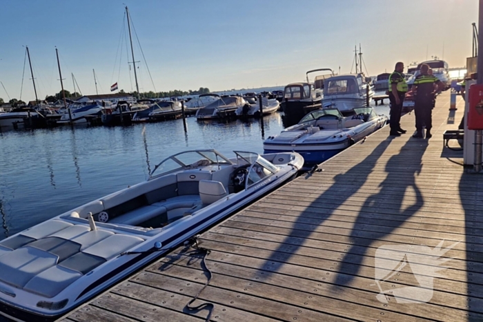 Boot vaart over man heen op Westeinderplassen