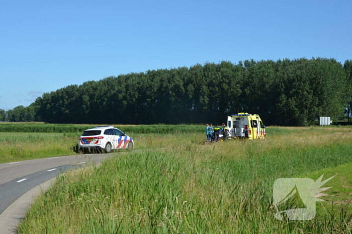 Motorrijder glijdt onderuit in bocht