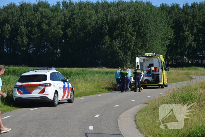 Motorrijder glijdt onderuit in bocht