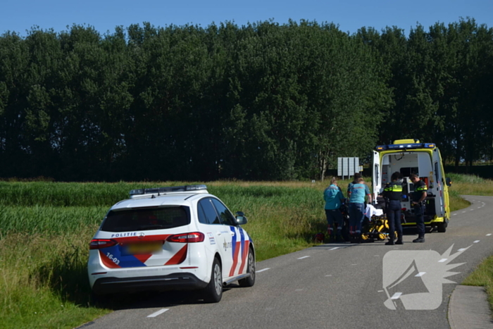 Motorrijder glijdt onderuit in bocht