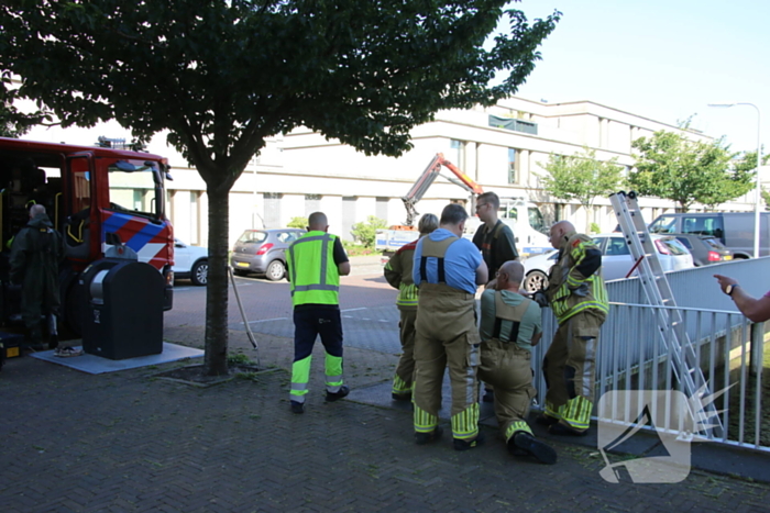 Brandweer bevrijdt kuiken van achter houten schot