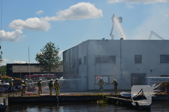 Uitslaande brand bij scheepsbouwbedrijf, rookwolken in hele regio te zien