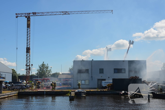 Uitslaande brand bij scheepsbouwbedrijf, rookwolken in hele regio te zien