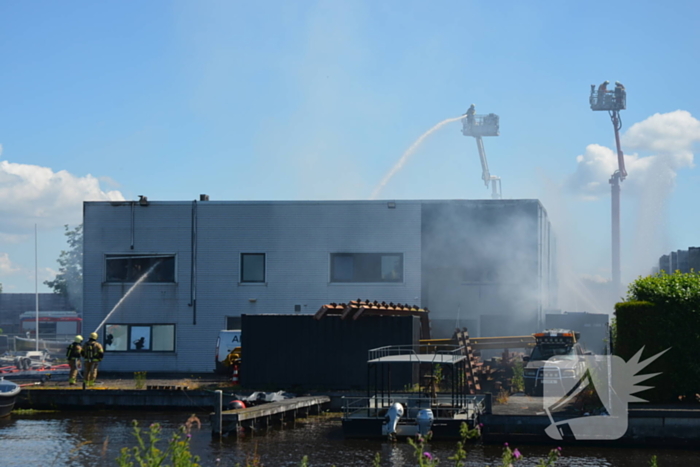 Uitslaande brand bij scheepsbouwbedrijf, rookwolken in hele regio te zien