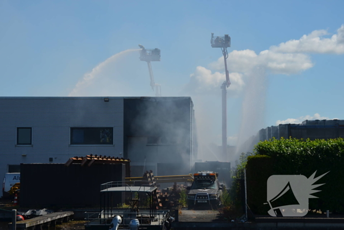 Uitslaande brand bij scheepsbouwbedrijf, rookwolken in hele regio te zien