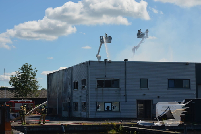 Uitslaande brand bij scheepsbouwbedrijf, rookwolken in hele regio te zien