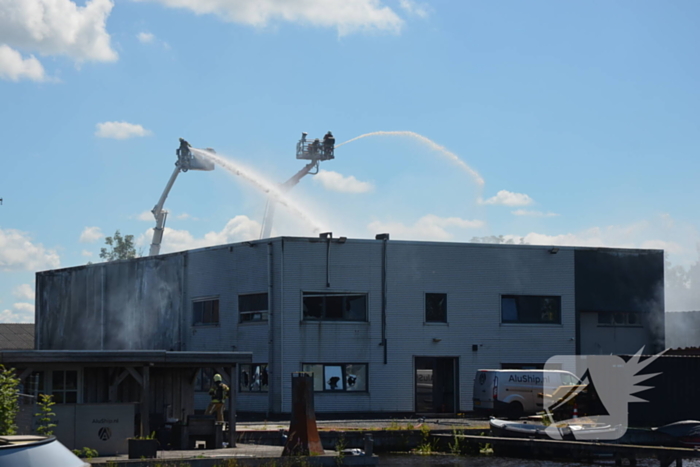 Uitslaande brand bij scheepsbouwbedrijf, rookwolken in hele regio te zien