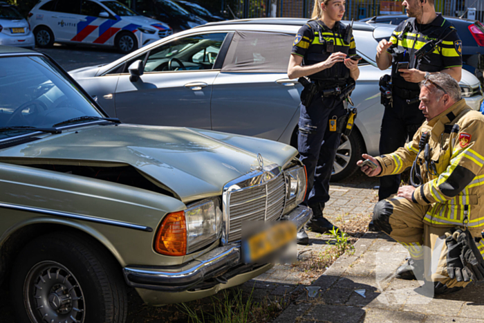 Automobilist rijdt tegen buurthuis