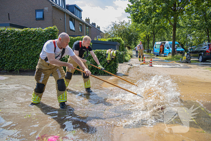 Straat blank door een gesprongen waterleiding