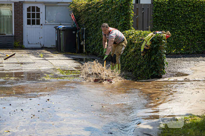 Straat blank door een gesprongen waterleiding