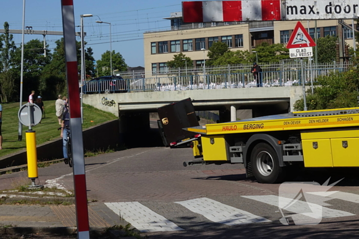 UPS Bezorger raakt klem onder spoortunnel, tunnel tijdelijk afgesloten