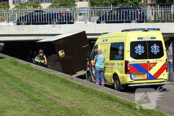 UPS Bezorger raakt klem onder spoortunnel, tunnel tijdelijk afgesloten