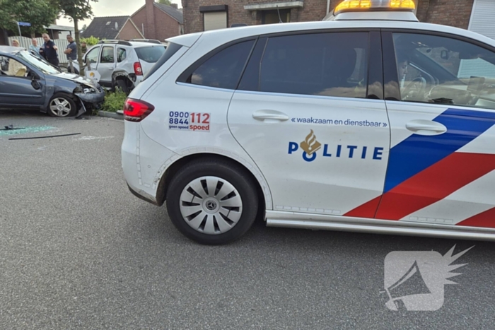 Auto slaat over de kop bij ongeval