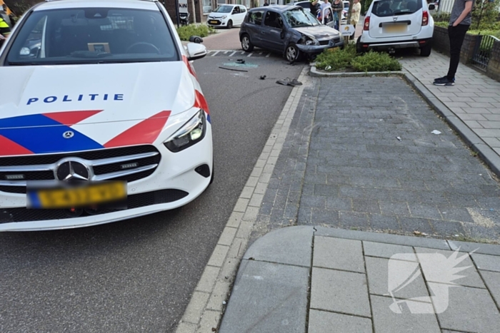 Auto slaat over de kop bij ongeval