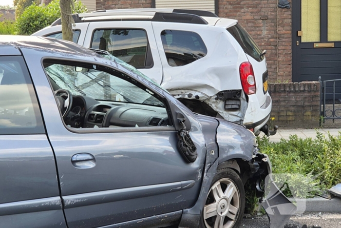 Auto slaat over de kop bij ongeval