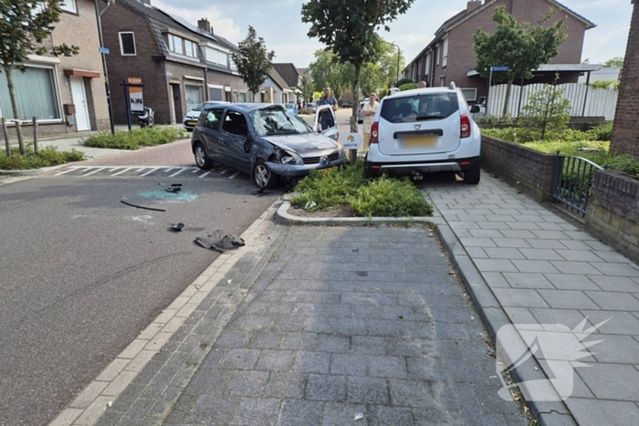 Auto slaat over de kop bij ongeval