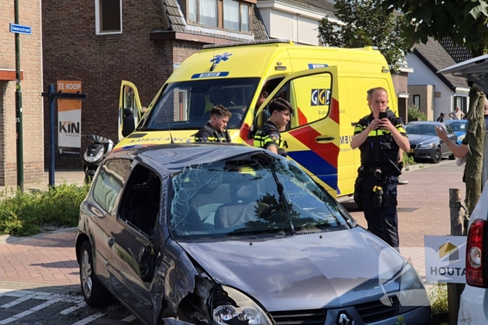 Auto slaat over de kop bij ongeval