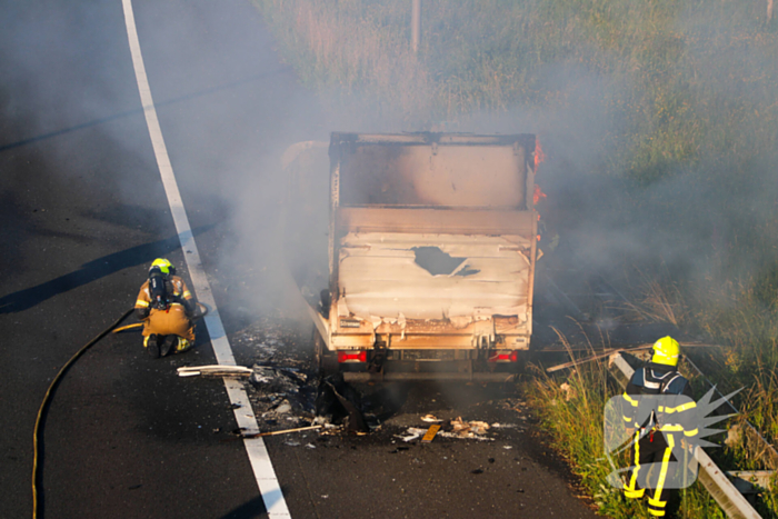 Bakwagen uitgebrand bij afrit snelweg