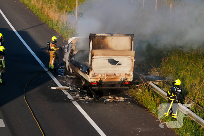 Bakwagen uitgebrand bij afrit snelweg