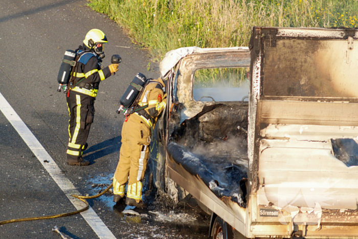 Bakwagen uitgebrand bij afrit snelweg