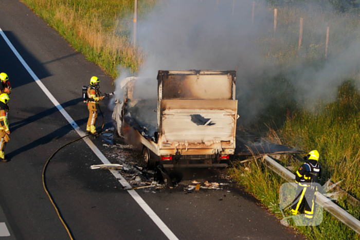 Bakwagen uitgebrand bij afrit snelweg