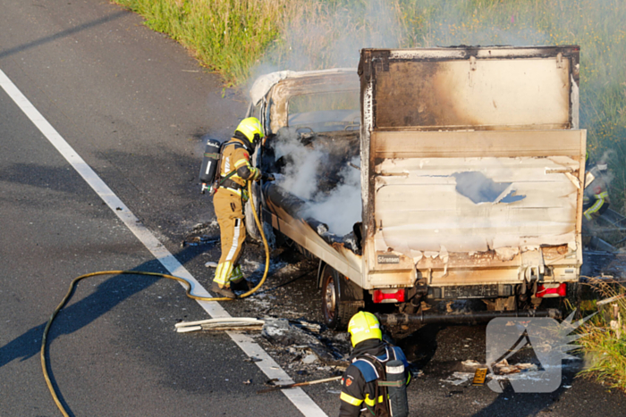 Bakwagen uitgebrand bij afrit snelweg