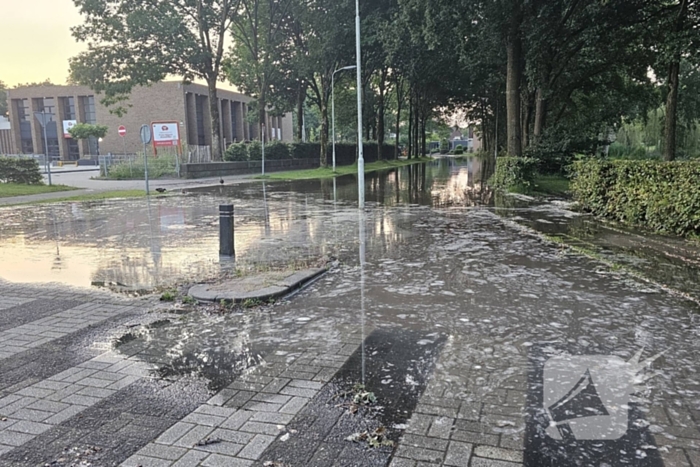 Straat afgesloten wegens grote waterlekkage