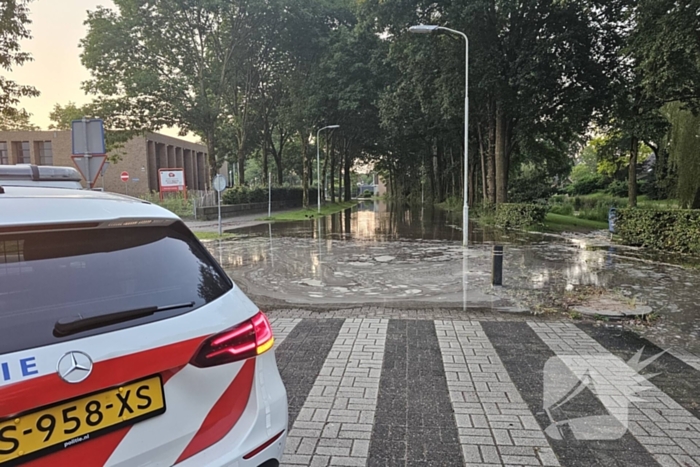 Straat afgesloten wegens grote waterlekkage