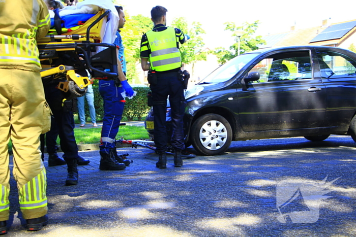 Wielrenner meegesleurd na botsing met auto