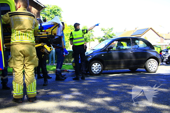 Wielrenner meegesleurd na botsing met auto