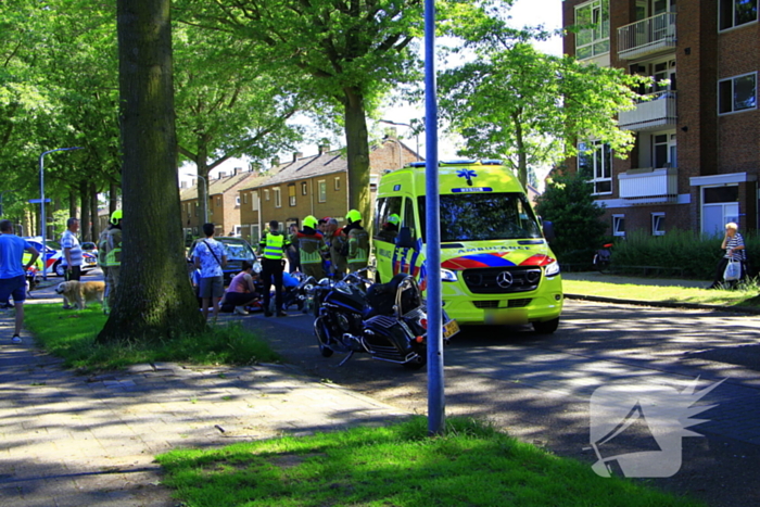 Wielrenner meegesleurd na botsing met auto