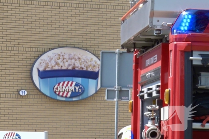 Brandweer controleert rookontwikkeling bij popcornfabriek