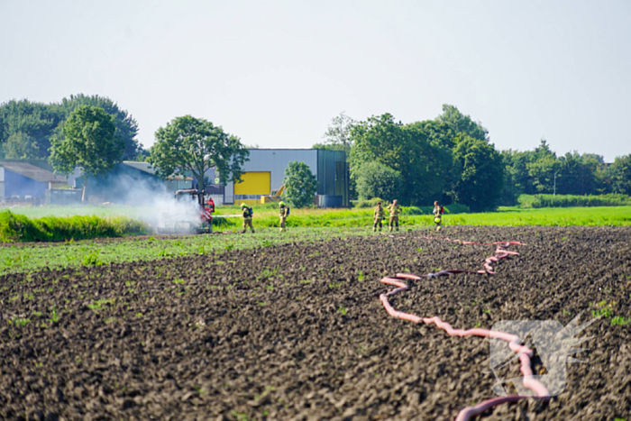 Grote rookwolken door brand in tractor