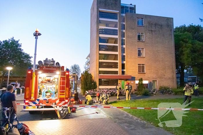 Stoelen vliegen in brand in trappenhuis