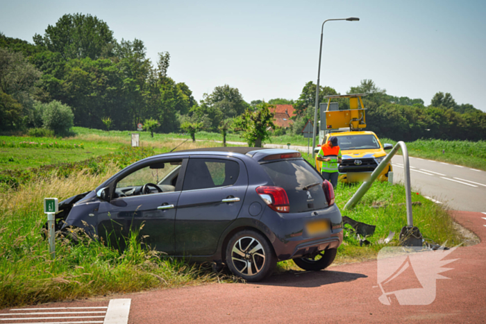 Automobilist ramt lantaarnpaal