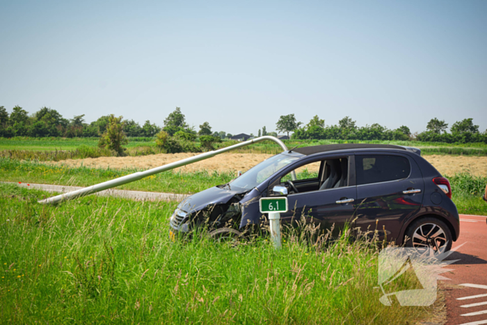 Automobilist ramt lantaarnpaal