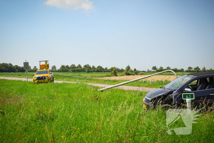 Automobilist ramt lantaarnpaal