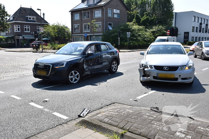 Twee voertuigen botsen op elkaar